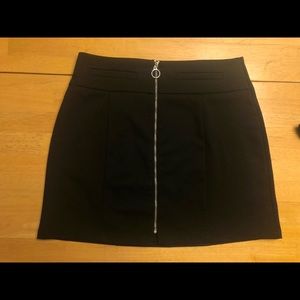 Skirt with front zipper. Black, fake pockets